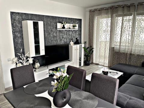 TV and multimedia, Living room, Seating area, Evening entertainment