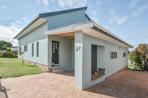 The Neighbours - Kleinmond House in Western Cape