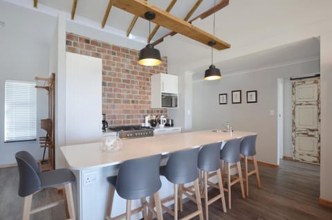 The Neighbours - Kleinmond House in Western Cape