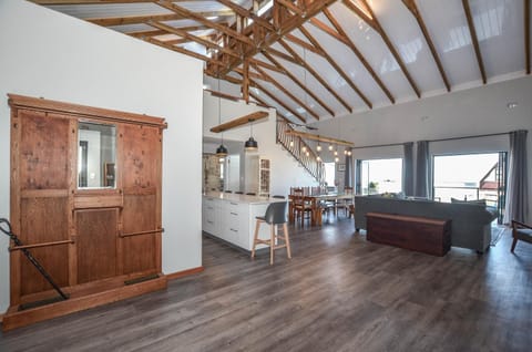 The Neighbours - Kleinmond House in Western Cape