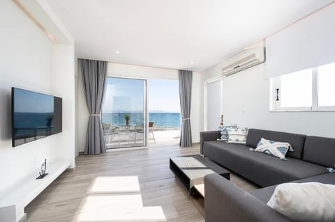 Natural landscape, TV and multimedia, Balcony/Terrace, Seating area, Sea view