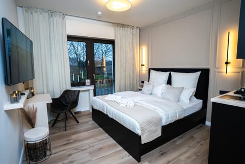 Bed, TV and multimedia, Photo of the whole room, Bedroom