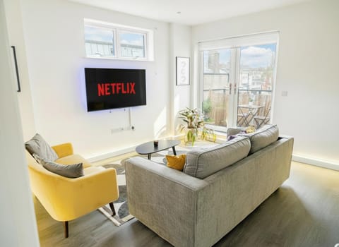 Communal lounge/ TV room, TV and multimedia, Living room, Seating area, Evening entertainment