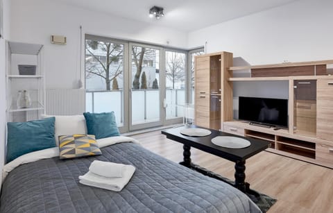 Communal lounge/ TV room, Bed, TV and multimedia, Living room, Photo of the whole room, Seating area, Evening entertainment, towels, wardrobe
