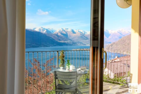 View (from property/room), Balcony/Terrace, Lake view, Mountain view