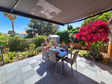 Villa 2 chambres de plain pied, climatisation, internet plages et commerces à proximité Villa in La Seyne-sur-Mer