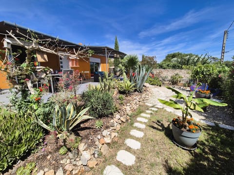 Villa 2 chambres de plain pied, climatisation, internet plages et commerces à proximité Villa in La Seyne-sur-Mer