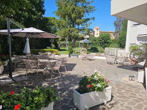 Day, Garden