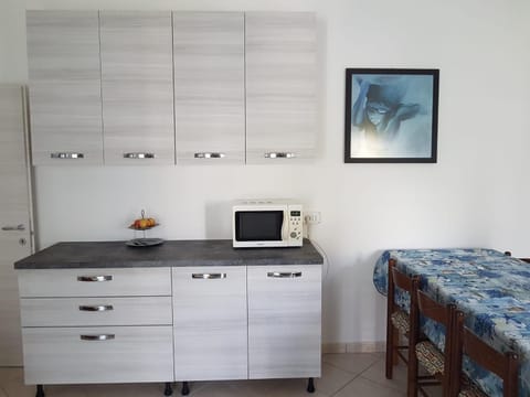 Kitchen or kitchenette, minibar