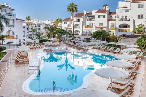 Property building, Day, Pool view, Swimming pool, sunbed