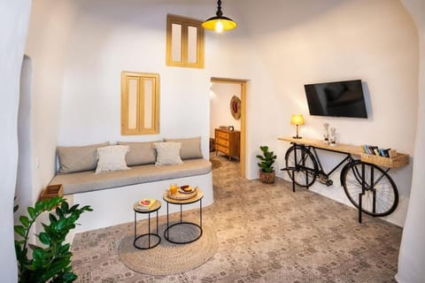 Mystagoge Retreat cave with an indoor pool and gym Villa in Mesaria