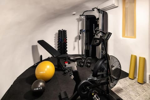 Mystagoge Retreat cave with an indoor pool and gym Villa in Mesaria