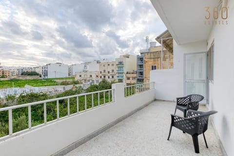 Property building, Day, View (from property/room), Balcony/Terrace, Living room, Seating area, City view