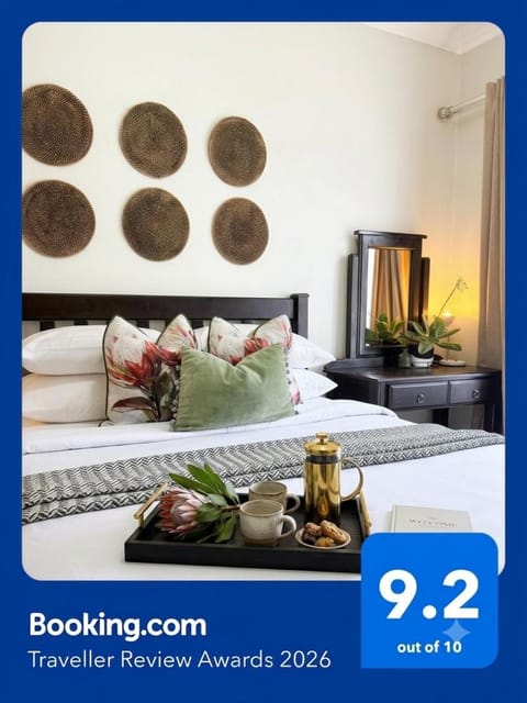 Property building, Restaurant/places to eat, Bed, Bathroom, Bedroom, Swimming pool, towels