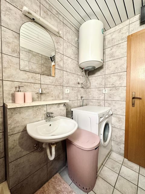 Shower, Toilet, towels, washing machine