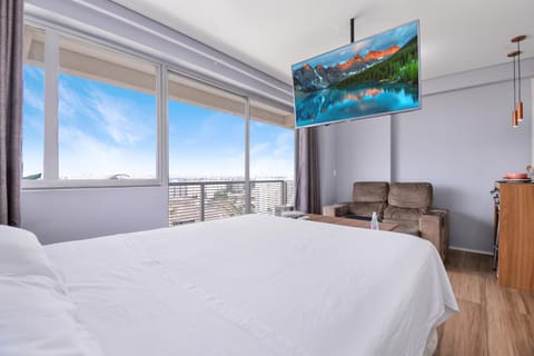 Communal lounge/ TV room, Bed, TV and multimedia, Photo of the whole room, Evening entertainment, Bedroom, hair dresser