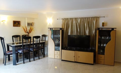 Living room, Seating area, Dining area, Evening entertainment