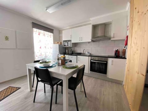 Coffee/tea facilities, Dining area, dishwasher, microwave, oven, stove, kitchen