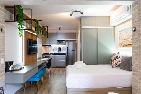 Bed, TV and multimedia, Coffee/tea facilities, Kitchen or kitchenette, Photo of the whole room, Bedroom, minibar, air conditioner