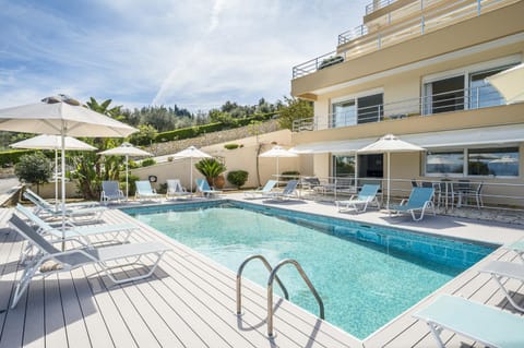 Property building, Swimming pool, sunbed