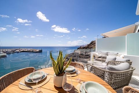 Natural landscape, View (from property/room), Balcony/Terrace, Dining area, Sea view