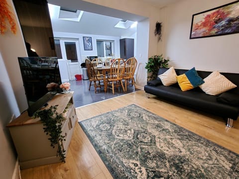 TV and multimedia, Kitchen or kitchenette, Living room, Seating area, Dining area