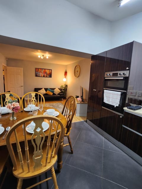 Kitchen or kitchenette, Living room, Seating area, Dining area, minibar, pet friendly, stove