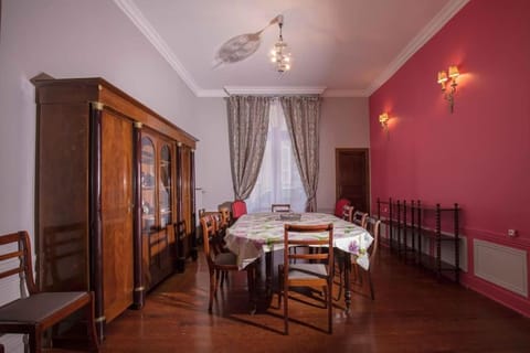 Grand Appartement a Maison sculptée Apartment in Autun