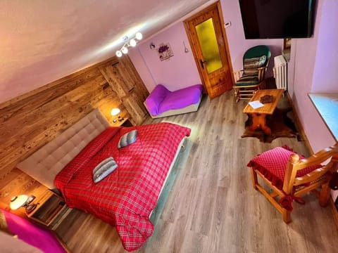 Bed, TV and multimedia, Living room, Photo of the whole room, Bedroom