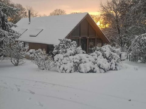 Le Chalet de la Combe Sainte-Anne House in Bourgogne-Franche-Comté