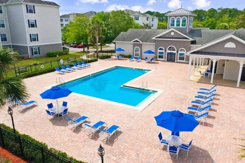 Property building, Patio, Day, Pool view, Swimming pool, sunbed