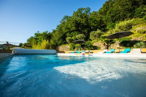 Nearby landmark, Day, Natural landscape, Pool view, Swimming pool, sunbed