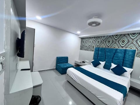 Bed, TV and multimedia, Photo of the whole room, Seating area, Evening entertainment, Bedroom