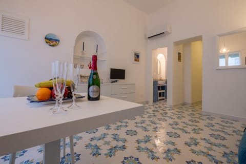 TV and multimedia, Food and drinks, Dining area, Drinks, Alcoholic drinks, air conditioner