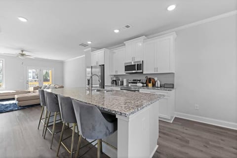 Kitchen or kitchenette, Living room, Seating area, Dining area, dishwasher, minibar, pet friendly, stove