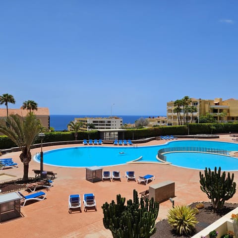 Pool view, Sea view, Swimming pool, sunbed