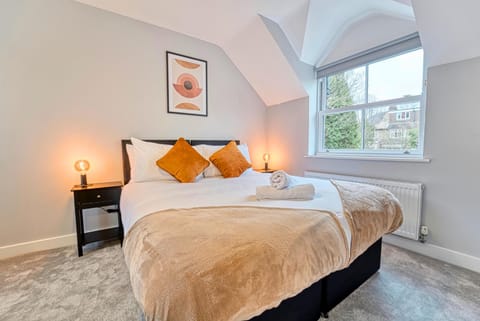 Central and Stylish, Garden and Parking Apartment in Coventry