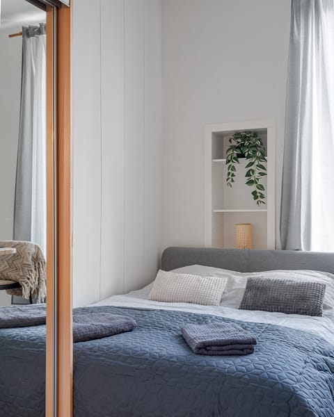 Bed, Living room