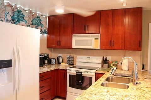 Haleakala Shores A-302 - Stunning Ocean View Condo House in Kamaole