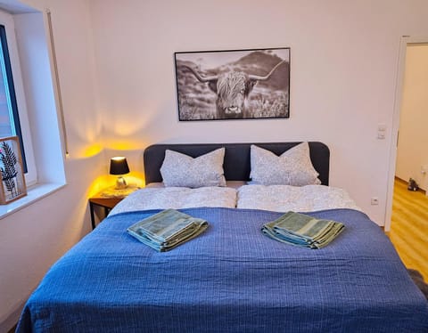 Bed, Bedroom, towels