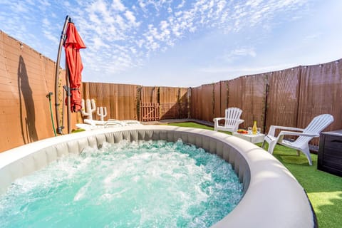 Garden, Hot Tub, Hot Tub, Spa and wellness centre/facilities, sunbed