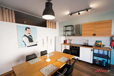 Kitchen or kitchenette, Dining area