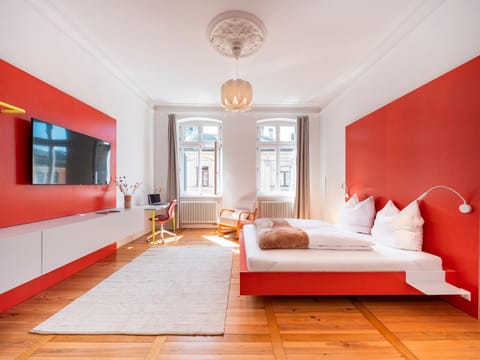 Bed, TV and multimedia, Photo of the whole room, Seating area, Bedroom