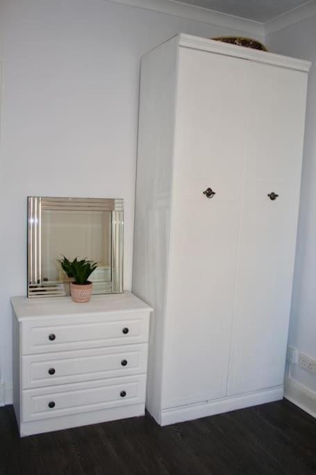 Amazing 2-Bed Home w/ Private Garden Free Parking Apartment in Glasgow