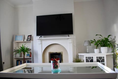 Amazing 2-Bed Home w/ Private Garden Free Parking Apartment in Glasgow