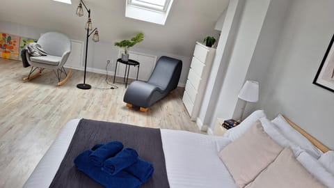 Bed, Living room, Photo of the whole room, Seating area, Bedroom, towels