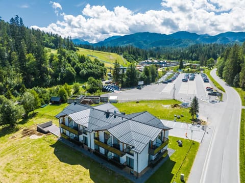 Property building, Nearby landmark, Neighbourhood, Natural landscape, Bird's eye view, Mountain view, Street view, Parking