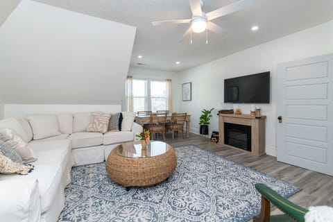 Communal lounge/ TV room, TV and multimedia, Living room, Seating area, Dining area, Evening entertainment, fireplace