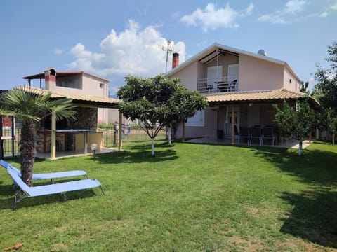 Property building, Patio, Day, Natural landscape, Garden view, sunbed