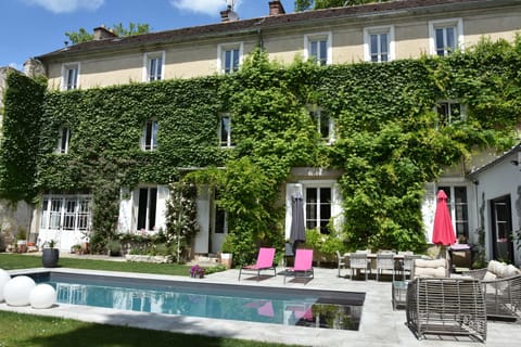 Demeure Les Aiglons, Chambres d'hôtes & Spa Bed and Breakfast in Fontainebleau